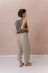 Pantalón de lino liviano color gris, con calce amplio, relajado, pierna ancha y caída fluida. Cuenta con cintura elástica y bolsillos laterales.