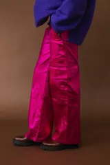 Pantalón cargo colorado de tela brillante con elástico en la cintura y bolsillos con solapa.