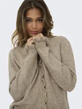Cardigan de punto color beige melange, con cuello redondo, cierre frontal de botones y detalle de volados en el ruedo y los puños.