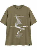 Remera oversize de color blanco, confeccionada en algodón, con cuello redondo y mangas cortas. Presenta un pequeño estampado tipográfico en el centro del pecho con la frase "KeepTheBuzz Alive".