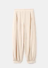 Pantalón balloon de tiro medio en color beige con estampado de rayas finas verticales oscuras. Presenta diseño abombado con bajo ajustable mediante botón.