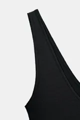 Musculosa de punto rib color marrón con mezcla de algodón, escote en V y tirantes anchos.