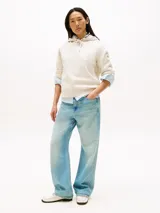 Buzo con capucha color crema, con cordón ajustable y logo bordado en el pecho.