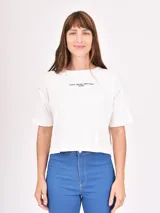 Remera blanca de corte crop con mangas cortas y cuello redondo. Estampado frontal con la frase "Pilates, Matcha, Inner Peace, Repeat".