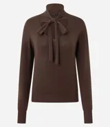 Suéter de punto color marrón chocolate, con mangas largas y diseño de cuello con recorte central y lazo ajustable.