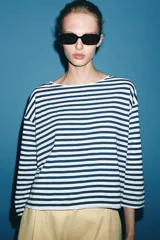 Camiseta rústica de algodón con diseño de rayas horizontales en azul marino y blanco, de corte oversize, cuello barco y manga larga.
