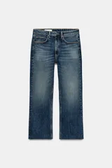 Jeans de tiro alto con diseño de cinco bolsillos y corte cropped flare. Presenta un acabado deshilachado en el bajo y cierre frontal con cremallera y botón metálico.