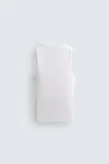 Musculosa negra ajustada de algodón con elasticidad, cuello redondo y sisa ancha.