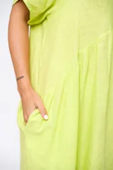 Vestido midi verde flúor de lino, corte holgado, escote redondo y manga corta.