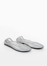 Zapato tipo bailarina flat con diseño semitransparente en tejido de malla, punta redonda y terminación elástica en el borde.