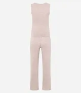 Conjunto de pijama de tres piezas confeccionado en tricot, compuesto por una blusa de cuello redondo, un pantalón de corte recto con cintura elástica y una bata larga abierta. Presenta una textura suave y fluida en color beige.