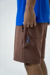 Short oversize color marrón, con cintura elástica ajustable con cordón.