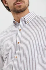 Camisa sport de hombre con cuello button-down, manga larga y diseño a rayas verticales blancas y marrones. Presenta un bolsillo de parche en el pecho y botones de madera.