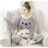 Conjunto de pijama de dos piezas confeccionado en tela de plush suave y abrigada. Incluye una remera de manga larga con diseño estampado de Totoro y pantalón largo a juego con puños en contraste.