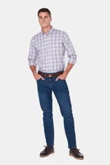Pantalón de jean skinny color celeste claro, de corte ajustado y silueta definida.