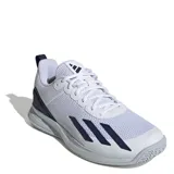 Championes Adidas Courtflash Speed diseñados para tenis, con parte superior de malla transpirable en color blanco y detalles en azul marino. Incorporan puntera Adituff resistente a la abrasión y suela optimizada para diversas superficies.
