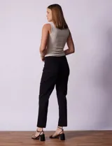 Pantalón color beige de gabardina elastizada, marca Ruby Rd. Pretina ancha, delantera con bolsillos simulados y trasera con bolsillos aplicados. Largo de pierna al tobillo.