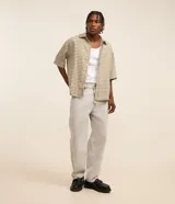 Pantalón baggy jeans color negro, con cierre de botón y cremallera, y bolsillos. Confeccionado en tejido de jean 100% algodón.