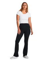 Pantalón deportivo tipo calza acampanada de tiro alto, con bolsillos laterales y diseño de ajuste ceñido en cadera y muslos con vuelo en el bajo.