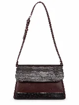 Cartera de hombro de cuero vacuno en tono marrón, con solapa frontal y base con textura símil cocodrilo, pespuntes blancos y correa regulable.