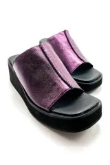 Sandalia de cuero vacuno color azul con plataforma baja de punta cuadrada y una sola faja dividida al medio con detalle de costura.