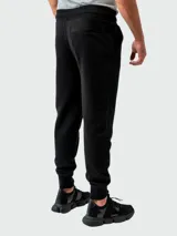 Pantalón de jogging negro de algodón con cintura elástica ajustable con cordón, bolsillos laterales y banda horizontal con logo de la marca en el muslo izquierdo.