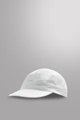 Gorra blanca confeccionada en tejido técnico ligero con estructura ripstop, resistente a desgarros. Cuenta con ajuste elástico en la parte posterior y estampado frontal de logo con relieve.