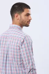 Camisa de manga larga con cuello abotonado y estampado de cuadros en tonos rojo, azul y blanco. Confeccionada en algodón, presenta un diseño clásico con cierre frontal de botones.