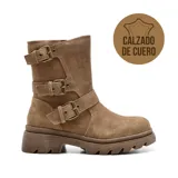 Bota de caña media confeccionada en gamuza color tostado, con suela track dentada y tres correas ajustables con hebillas metálicas laterales.