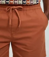 Bermuda playera de algodón con textura, corte recto, cintura elástica y bolsillos laterales.