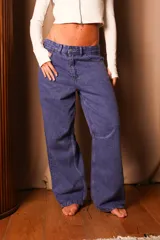 Pantalón de jean color lila, de corte amplio y tiro alto.