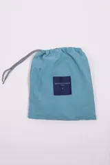 Short de baño amarillo con cintura elástica y cordón ajustable. Presenta bolsillos laterales, un bolsillo trasero y logo bordado en la parte inferior. Incluye suspensor interno y está confeccionado en tela ligera de secado rápido.