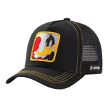 Gorra negra tipo trucker con parche bordado de Daffy Duck sobre fondo blanco y borde amarillo.