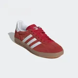 Championes Adidas Gazelle Indoor color rojo con detalles en blanco y suela color caramelo.