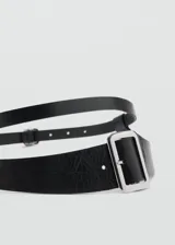 Cinturón doble de cuero vacuno color negro, con cierre de hebilla metálica rectangular.
