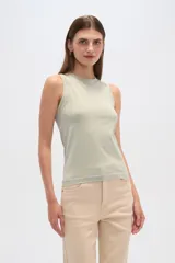 Musculosa gris sin mangas, al cuerpo y cuello a la base.
