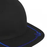 Gorra Adidas negra con logo bordado en el frente y ribete azul eléctrico en la visera.