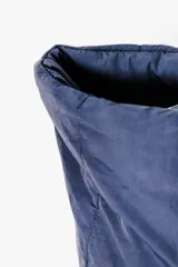 Bolso tipo tote bag color negro, con diseño acolchado y asas dobles.