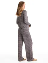 Conjunto de pijama compuesto por una remera de manga larga con puños y un pantalón de corte recto con cintura elástica y lazo de ajuste. Presenta un diseño de rayas horizontales finas en tonos gris y negro.