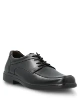 Zapato formal de cuero color negro, de diseño clásico con cordones y costuras visibles en la puntera.