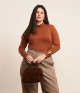 Blusa de manga larga con cuello alto, confeccionada en tejido de viscosa con elastano, de diseño liso y ajuste al cuerpo.