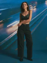 Top tipo bralette de cuero sintético en color negro, con escote en V y breteles finos.