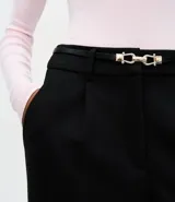Pantalón de corte recto confeccionado en punto roma, con cintura estructurada, pliegues frontales sutiles y trabillas. Incluye un cinturón fino con hebilla metálica.