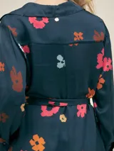 Vestido largo estilo camisero confeccionado en seda viscosa con estampado abstracto en blanco y negro. Cuenta con botones nacarados, bolsillos laterales, lazo para ajustar en la cintura y aberturas laterales.