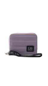 Billetera corta de diseño capitoneado con cierre perimetral y solapa frontal. Cuenta con compartimentos internos para tarjetas y billetes, e incluye una correa de mano desmontable.