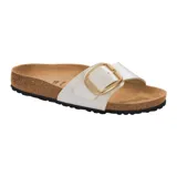 Sandalias Birkenstock modelo Madrid Big Buckle, con una sola tira ancha en color blanco perlado y hebilla grande dorada. Presentan plantilla anatómica de corcho y suela de goma negra.