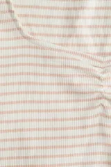 Remera corta de punto acanalado a rayas color beige y blanco, con escote cuadrado, mangas cortas y corte ajustado.