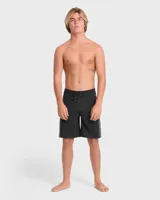 Boardshort de baño negro con paneles laterales grises y diseño estampado geométrico en forma de rombo con llamas. Cuenta con cintura fija y cordón ajustable.