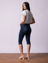 Pantalón capri de denim elastizado, color celeste.