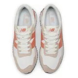 Championes New Balance modelo MS237RB, de estilo retro running, color blanco con detalles en gamuza color beige y logo "N" en color naranja.